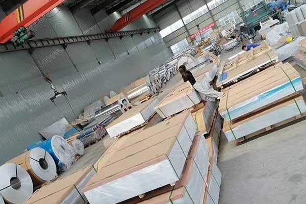 鋁板車(chē)間包裝成品圖片